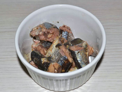 Слоеный салат с рыбными консервами