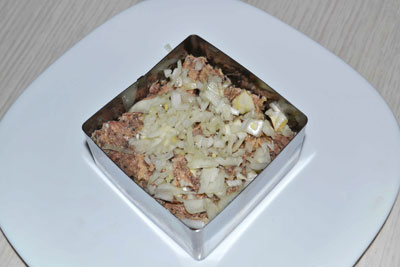 Слоеный салат с рыбными консервами