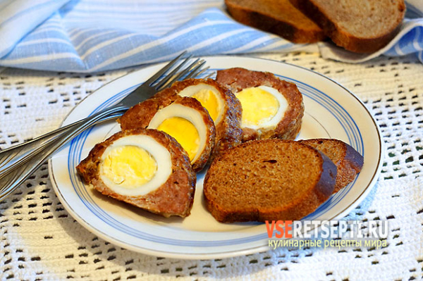 Мясной рулет с яйцом