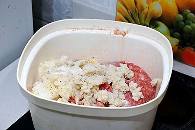 Мясной рулет с яйцом