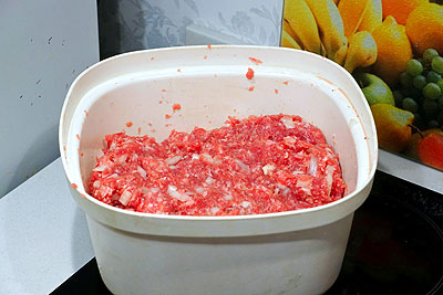 Мясной рулет с яйцом