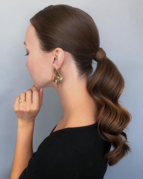 15 модных и женственных причёсок для офиса на длинные волосы 2021