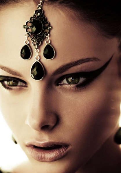 Макияж со стрелками — всегда актуальное украшение женских глаз