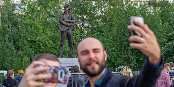 Памятник Виктору Цою в Санкт-Петербурге