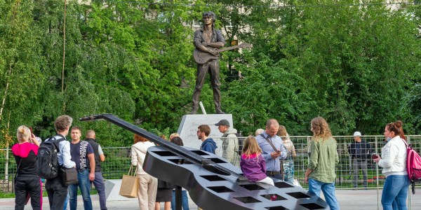 Памятник Виктору Цою в Санкт-Петербурге