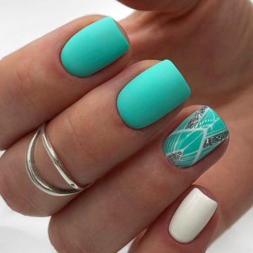 Трендовый бирюзовый маникюр: идеи дизайна ногтей цвета морской волны