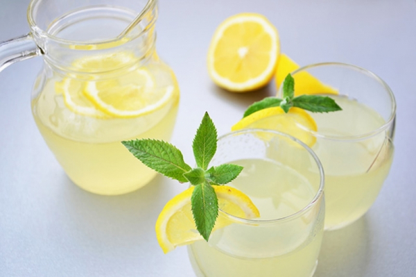 Причины, по которым день следует начинать со стакана с лимонным соком