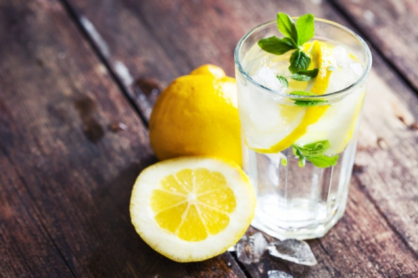 Причины, по которым день следует начинать со стакана с лимонным соком